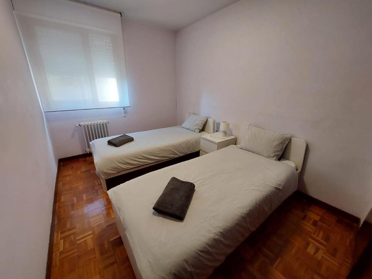 Piso Sencillo Y Acogedor Con Parking Gratuito Appartement Baranain Buitenkant foto